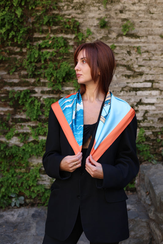 კირკეს აბრეშუმის ყელსახვევი - „ამრა” – ზომა: 70×70 სმ. დამზადებულია საქართველოში