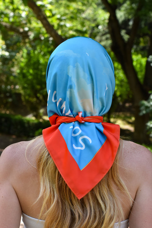 თავზე გაკეთებული კირკეს აბრეშუმის შარფი "გზავნილი სოხუმიდან", უკანა ხედი