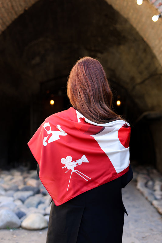 კირკეს ყელსახვევი -  ბროწეულის ფერის. ზომა -  70×70 სმ.
დამზადებულია საქართველოში.
სერგო ფარაჯანოვი