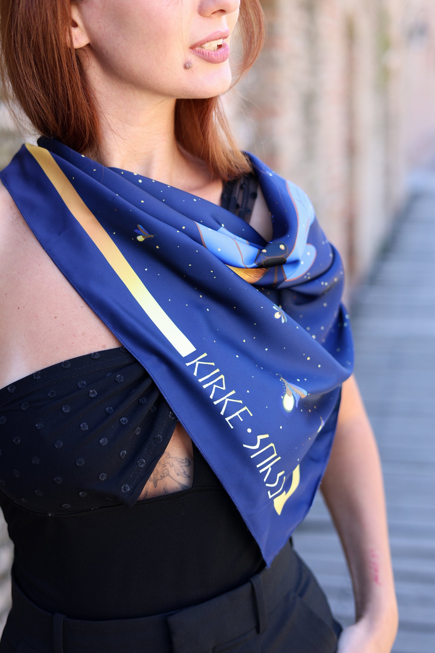 “კირკეს ყელსახვევი ციცინათელები – ზომა : 70×70 სმ. დამზადებულია საქართველოში”