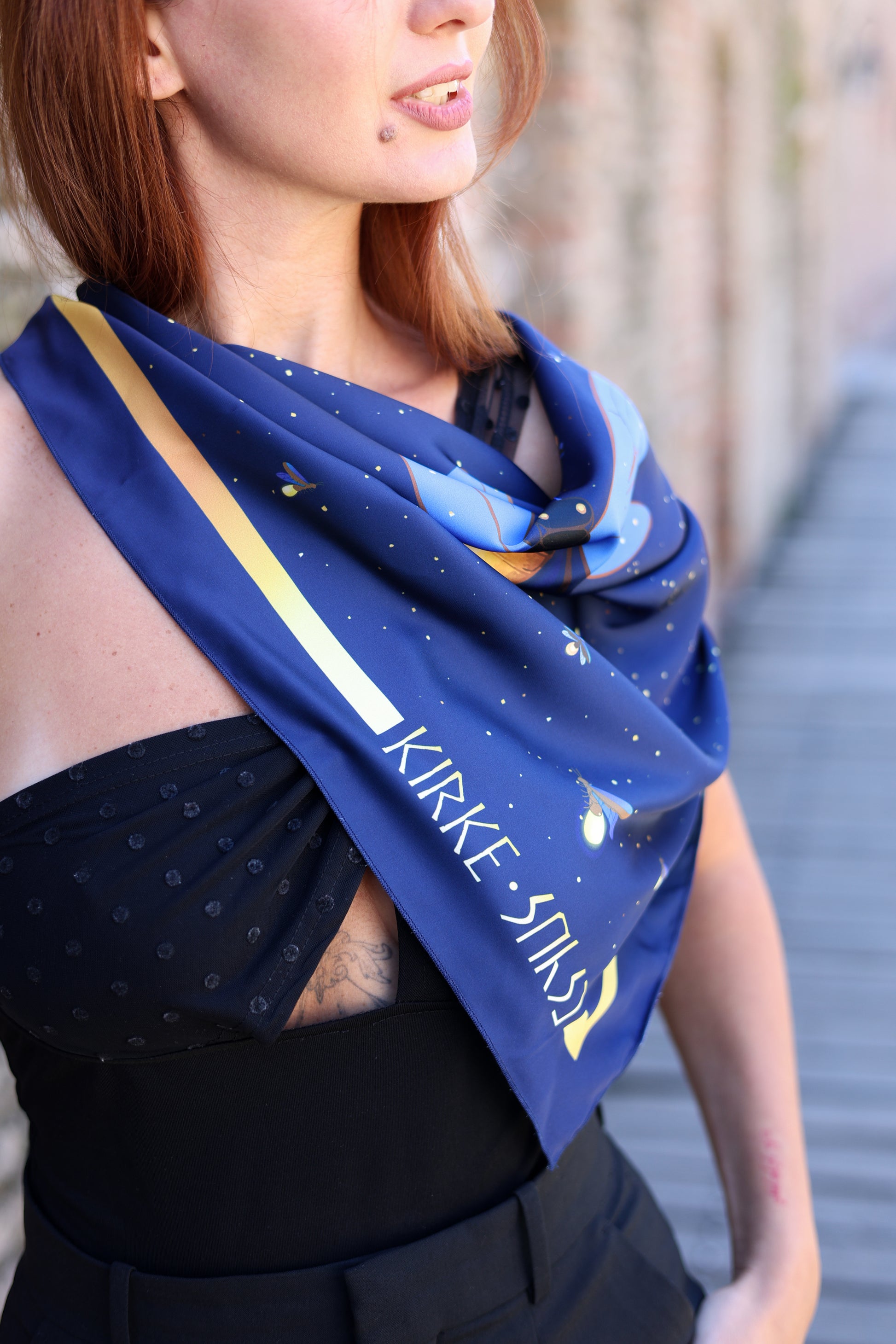 “კირკეს ყელსახვევი ციცინათელები – ზომა : 70×70 სმ. დამზადებულია საქართველოში”