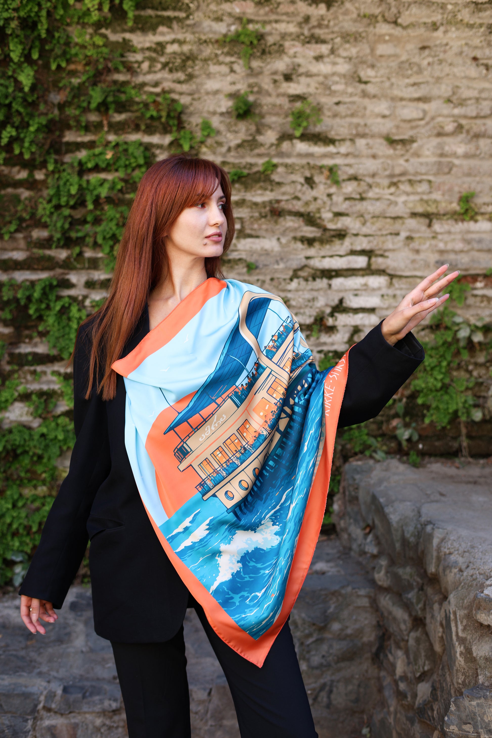 კირკეს აბრეშუმის შარფი -  „ამრა” – ზომა: 70×70 სმ. დამზადებულია საქართველოში