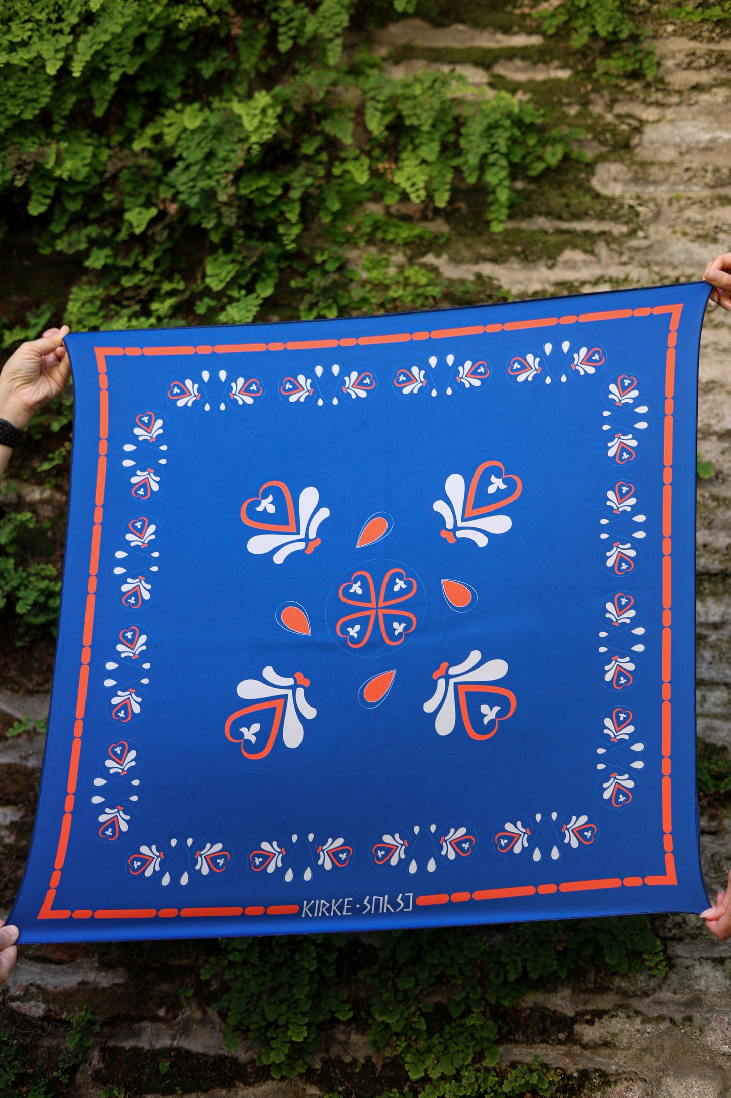 აბრეშუმის ყელსახვევი - ფერადი ქართული ორნამენტი