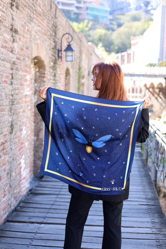 “კირკეს ყელსახვევი ციცინათელები – ზომა : 70×70 სმ. დამზადებულია საქართველოში”