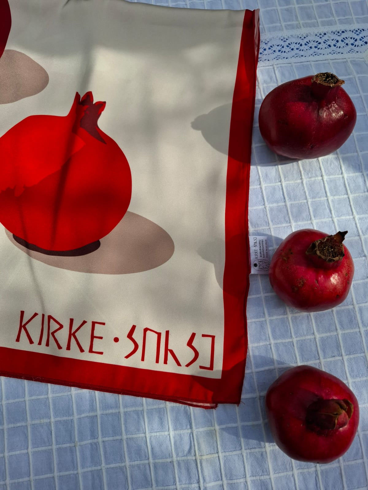 „ბროწეულის ფერის შარფი, შთაგონებული სერგო ფარაჯანოვის ფილმით“