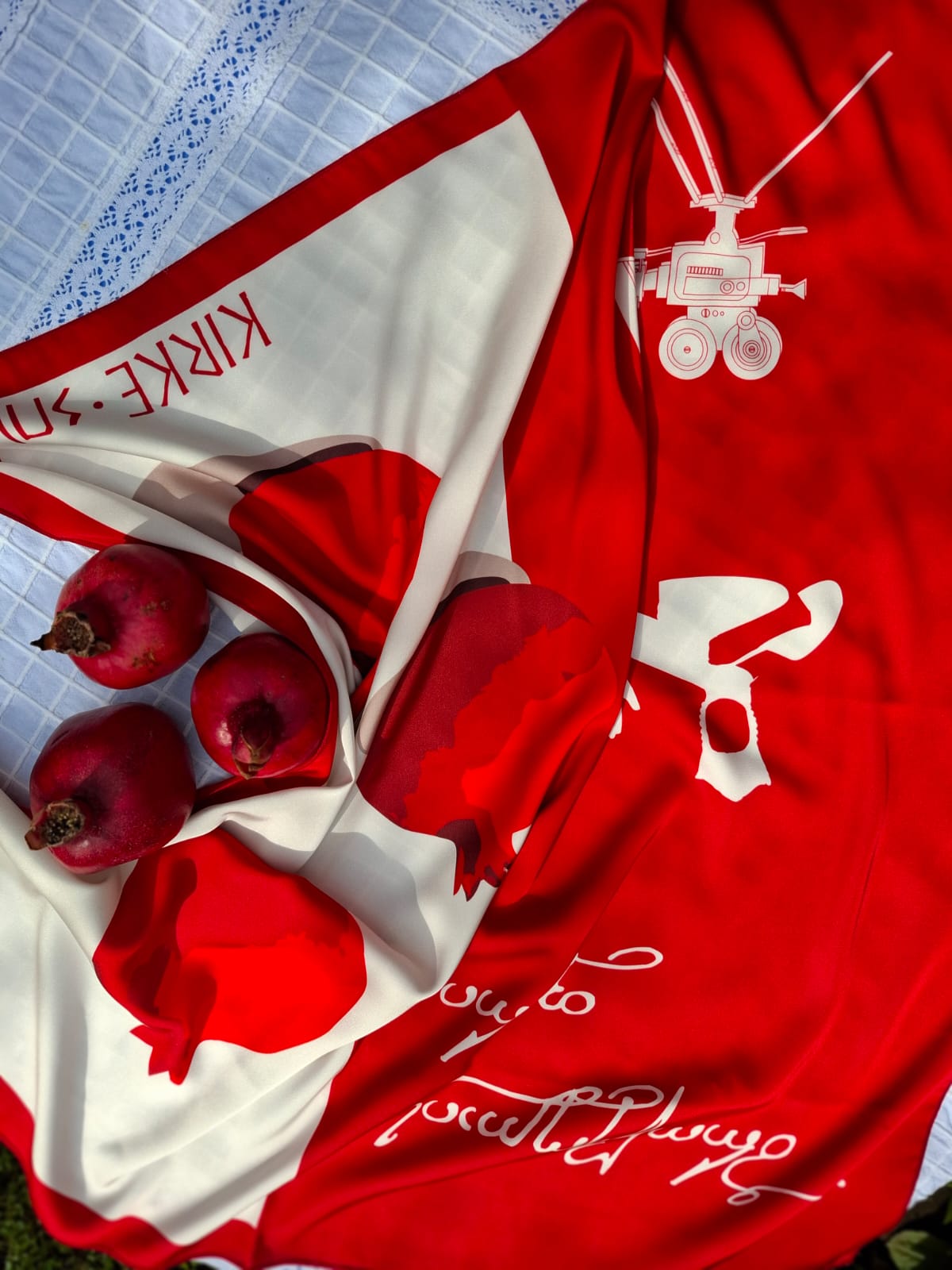 „ქართული ბრენდი კირკე – ბროწეულის ფერის აბრეშუმის შარფი“