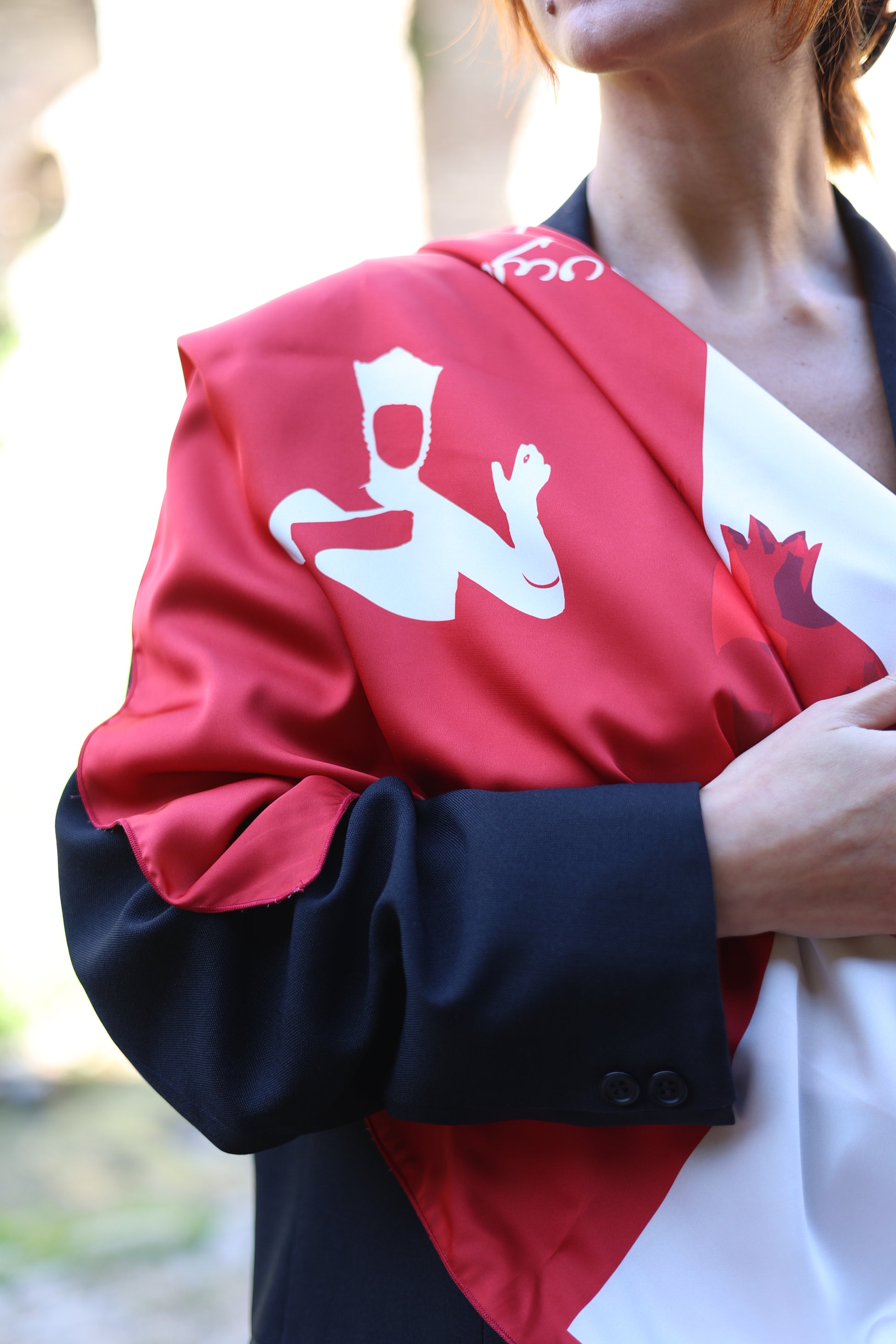 კირკეს შარფი -  ბროწეულის ფერის. ზომა -  70×70 სმ.
დამზადებულია საქართველოში.
სერგო ფარაჯანოვი