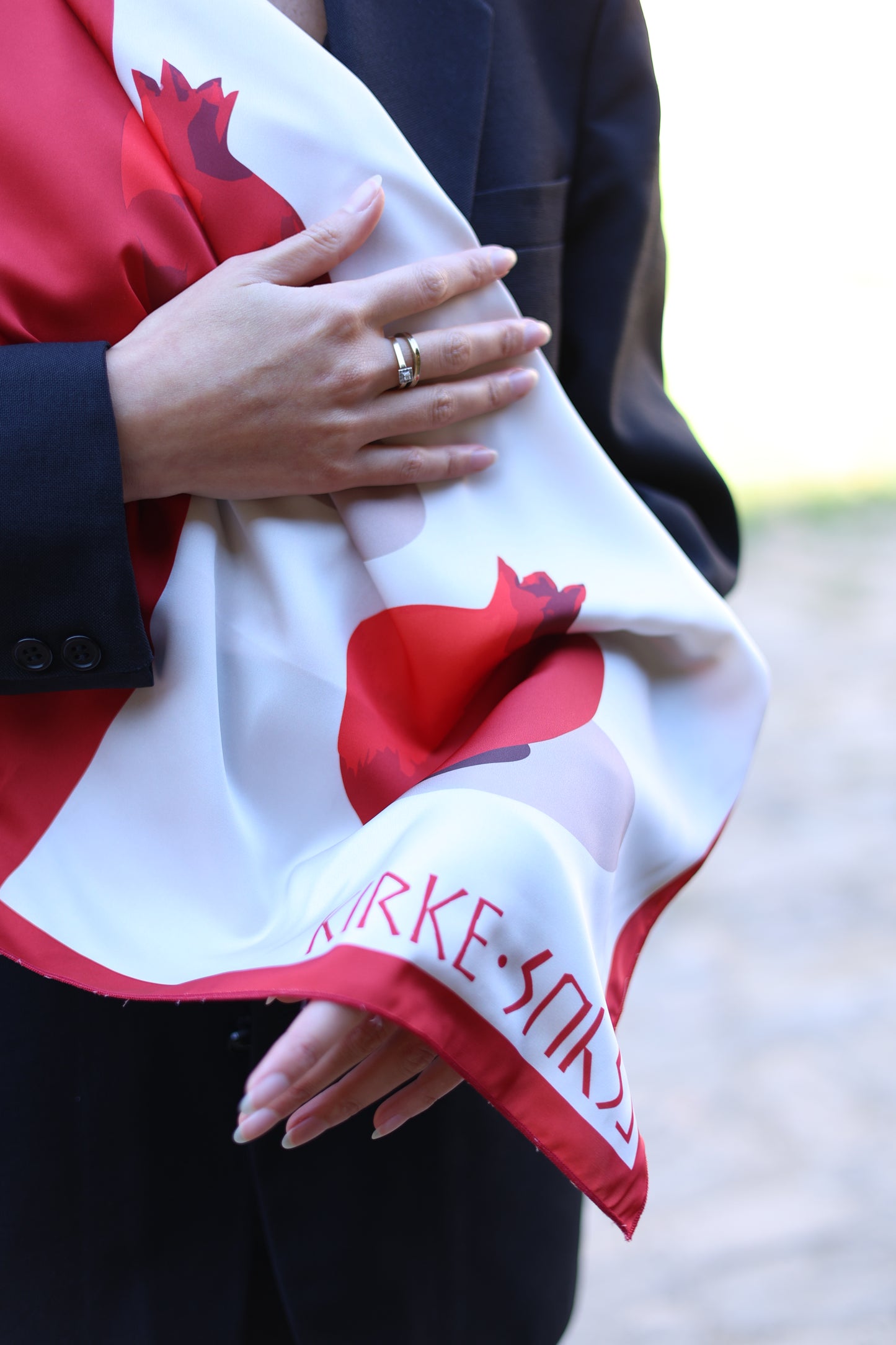 კირკეს ყელსახვევი -  ბროწეულის ფერის. ზომა -  70×70 სმ.
დამზადებულია საქართველოში.
სერგო ფარაჯანოვი