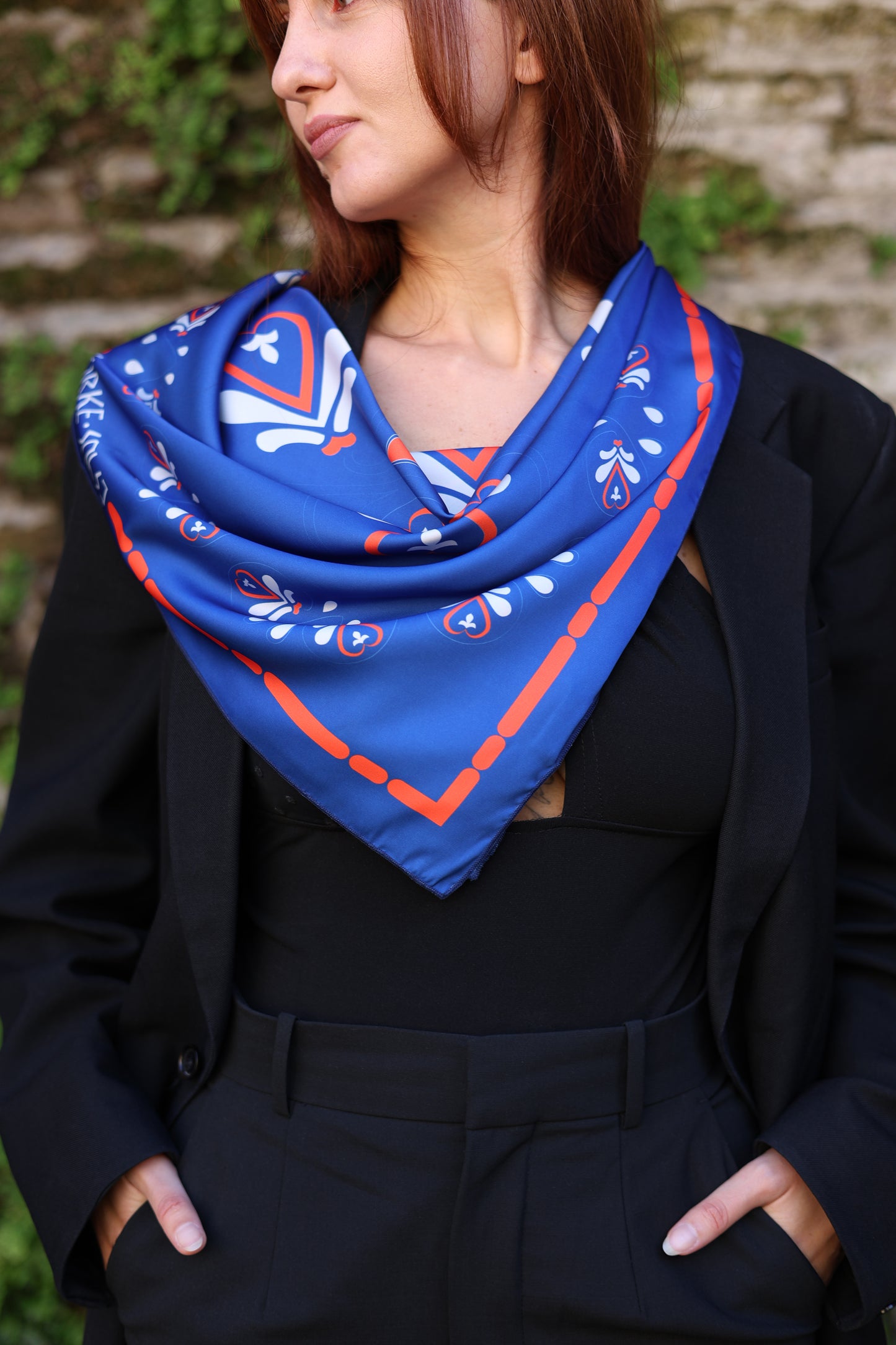 აბრეშუმის ყელსახვევი - ფერადი ქართული ორნამენტი