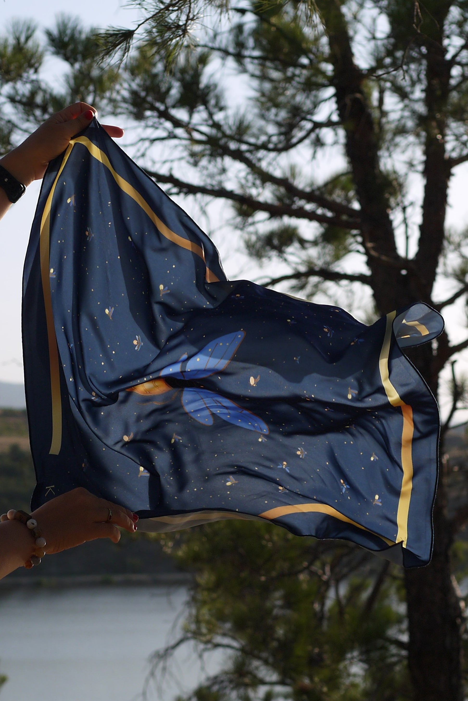 “კირკეს ყელსახვევი ციცინათელები – ზომა : 70×70 სმ. დამზადებულია საქართველოში”