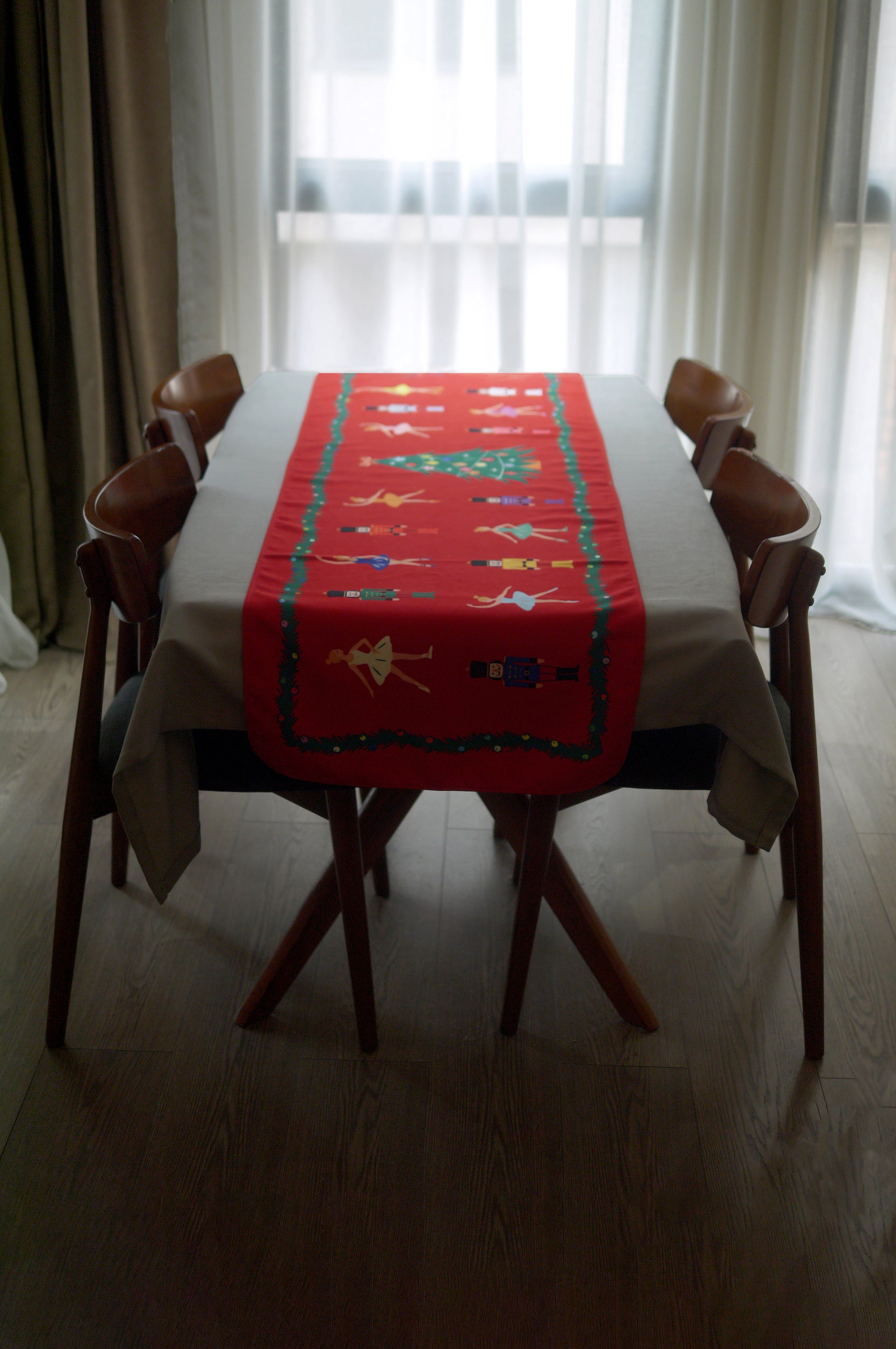 საახალწლო რანერი -  მაკნატუნებით და ბალერინებით წითელ ტილოზე”