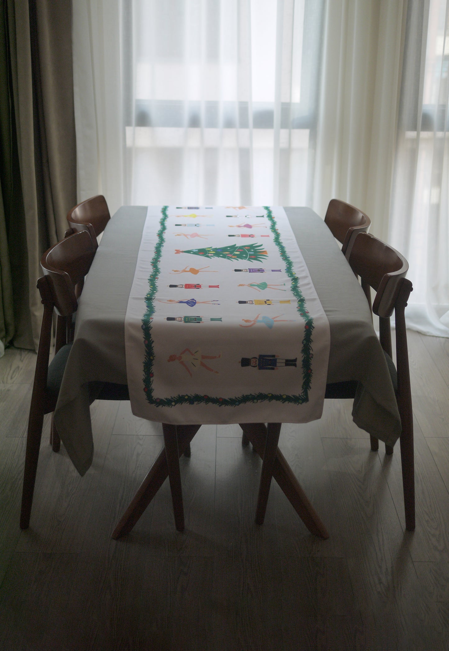 “საახალწლო რანერი - საახალწლო ზღაპარი მაკნატუნებით და ბალერინებით წითელ ტილოზე”