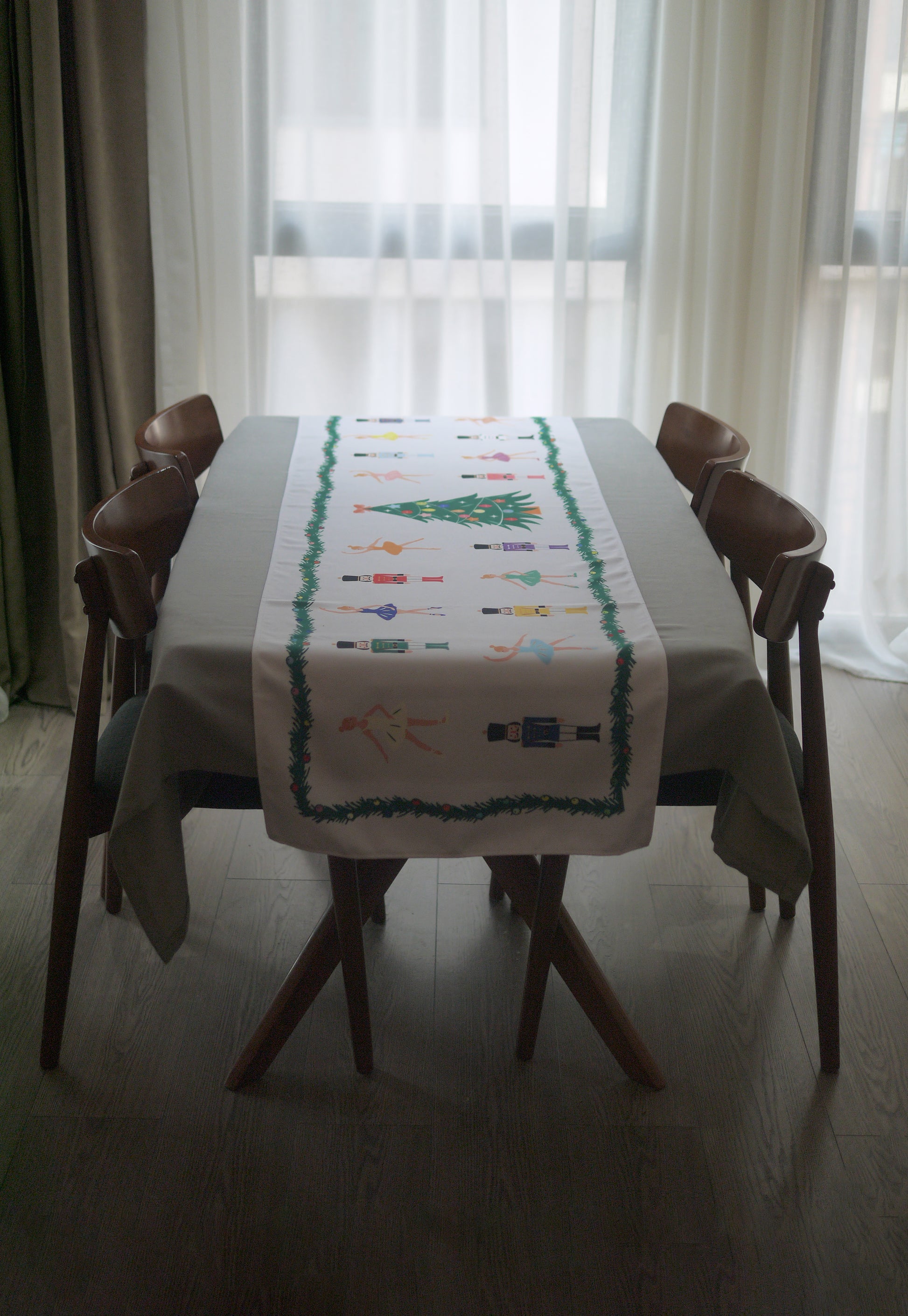 “საახალწლო რანერი - საახალწლო ზღაპარი მაკნატუნებით და ბალერინებით წითელ ტილოზე”