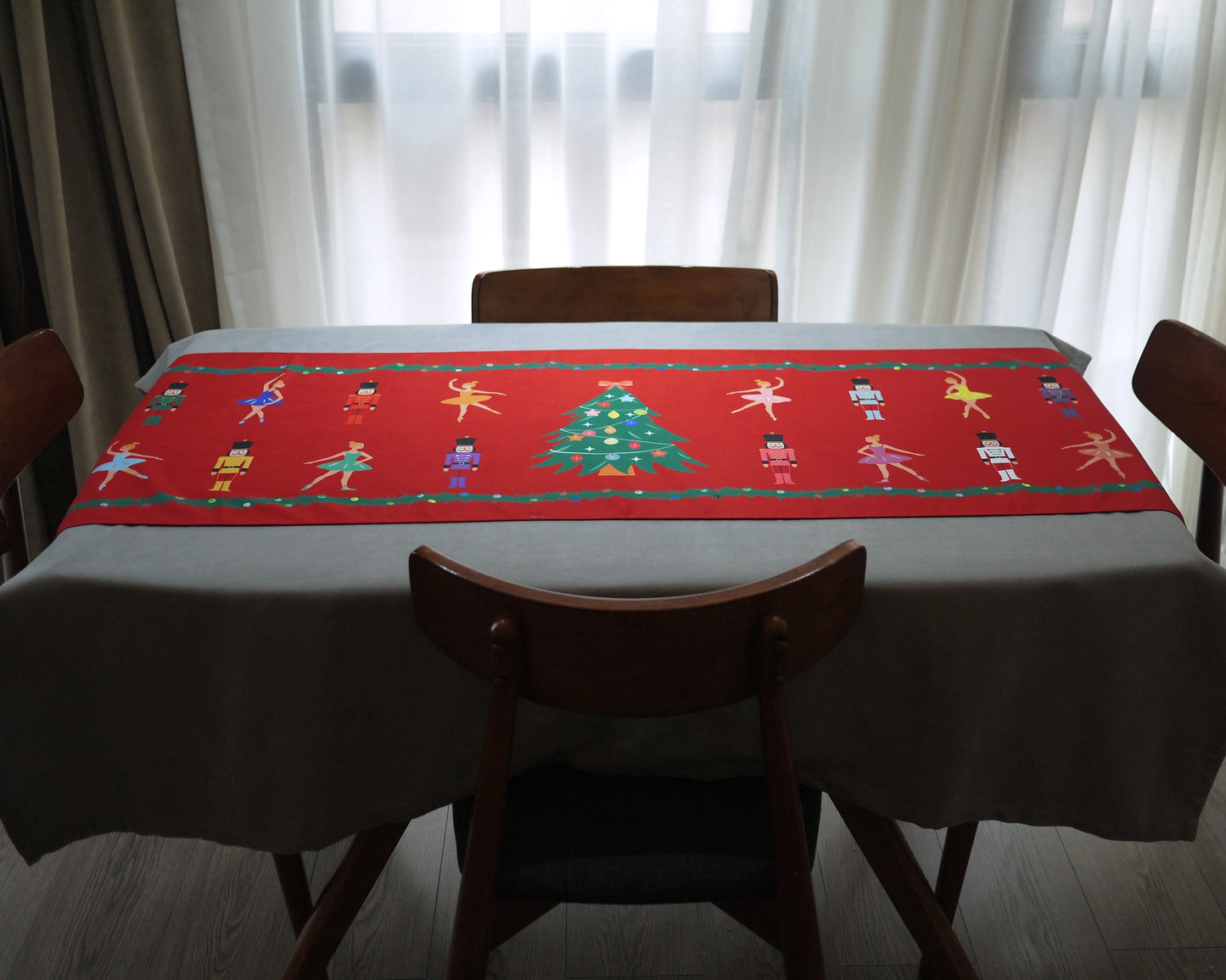 “კირკეს ახალი წლის სუფრის რანერი – მაკნატუნები, ბალერინები და ნაძვის ხე”