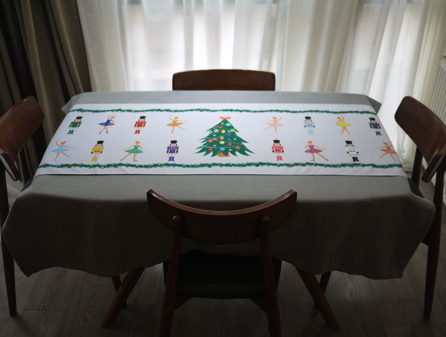 "ახალი წლის სუფრის რანერი – მაკნატუნები, ბალერინები და ნაძვის ხე”