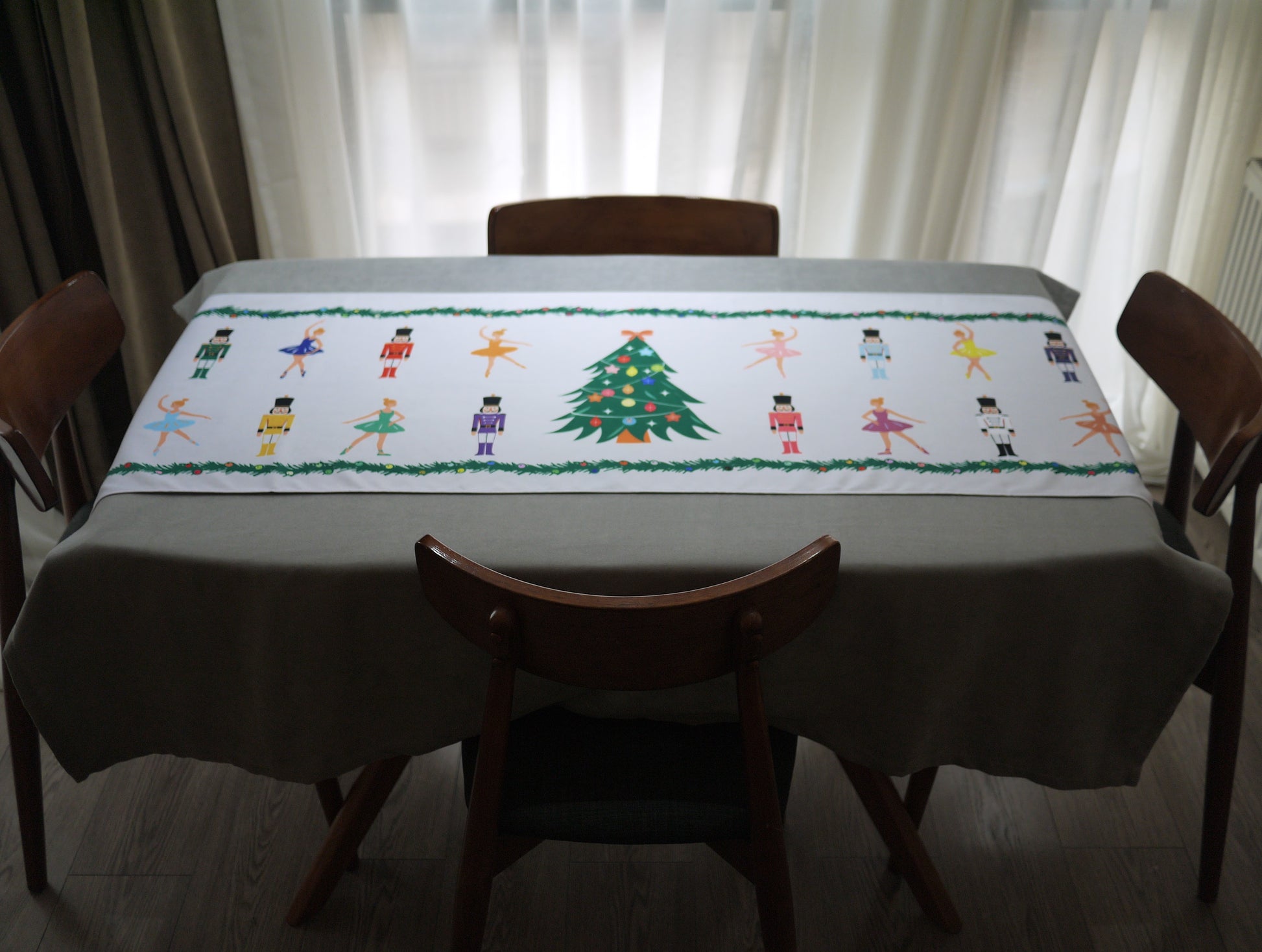 "ახალი წლის სუფრის რანერი – მაკნატუნები, ბალერინები და ნაძვის ხე”