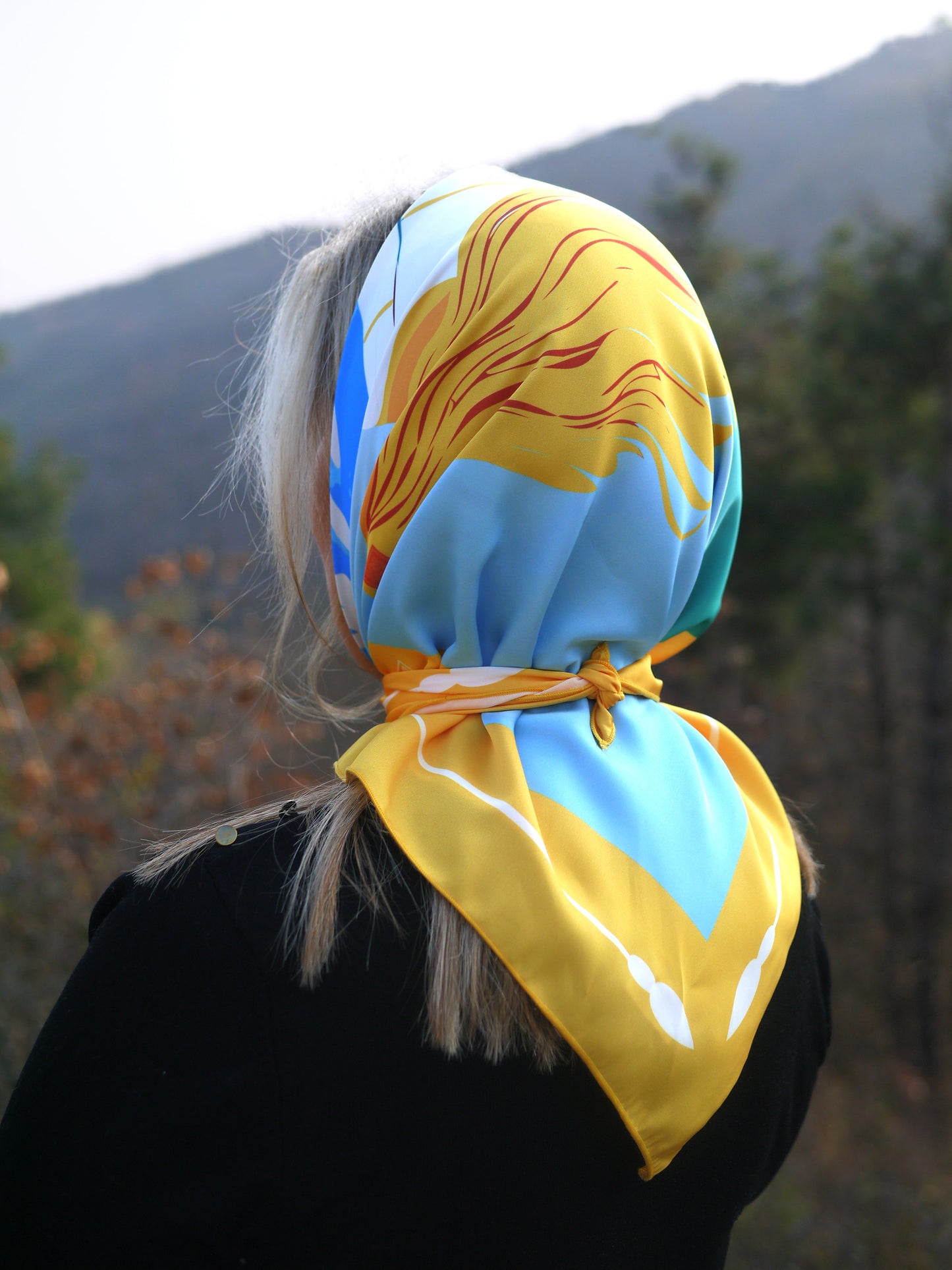 „ქალღმერთი დალი ქართული მითოლოგიიდან შარფზე გამოსახული“