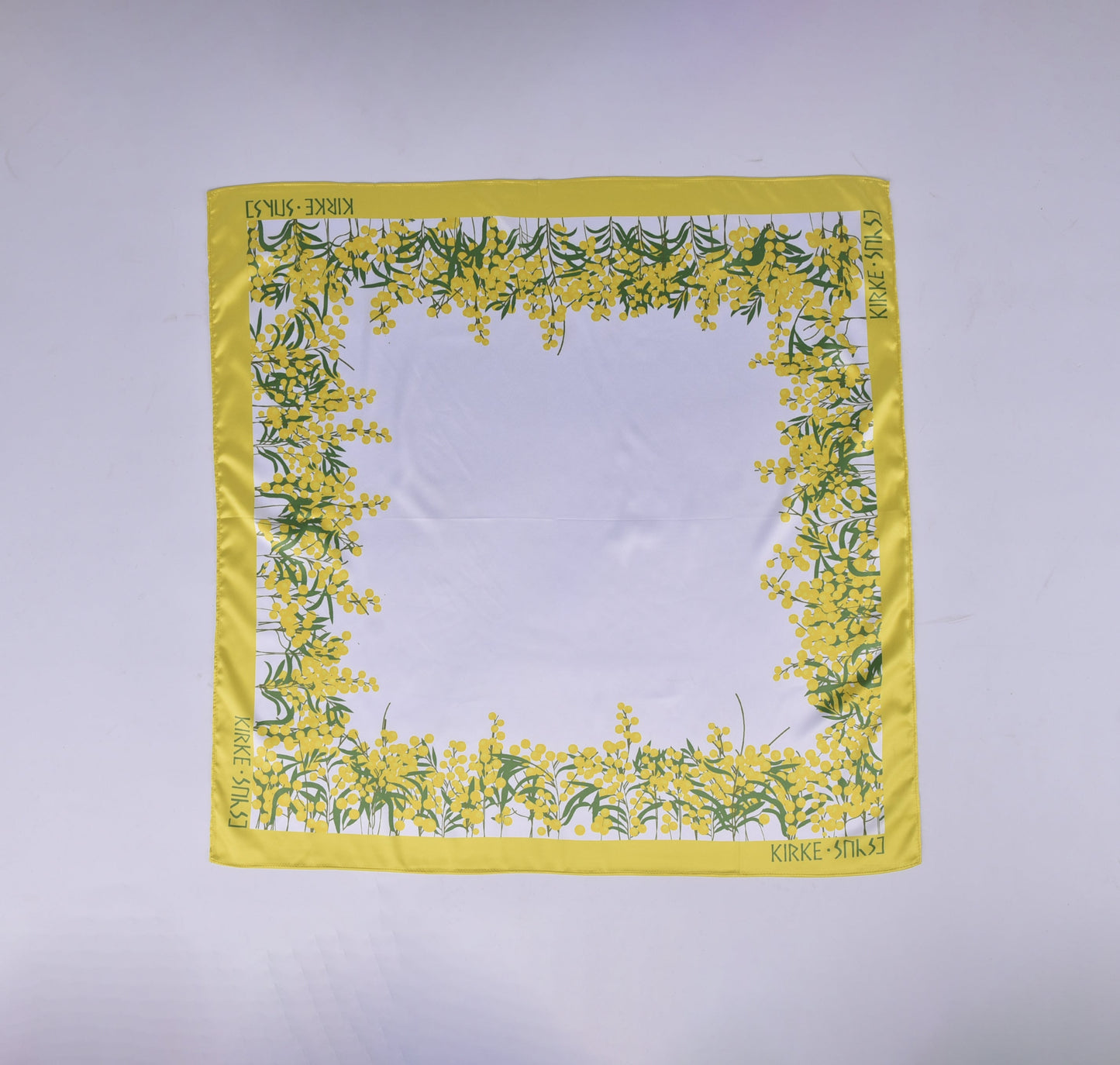 კირკეს აბრეშუმის შარფი „აფხაზური მიმოზა - თეთრი“ – სრული ხედით,ყვითელი მიმოზებით