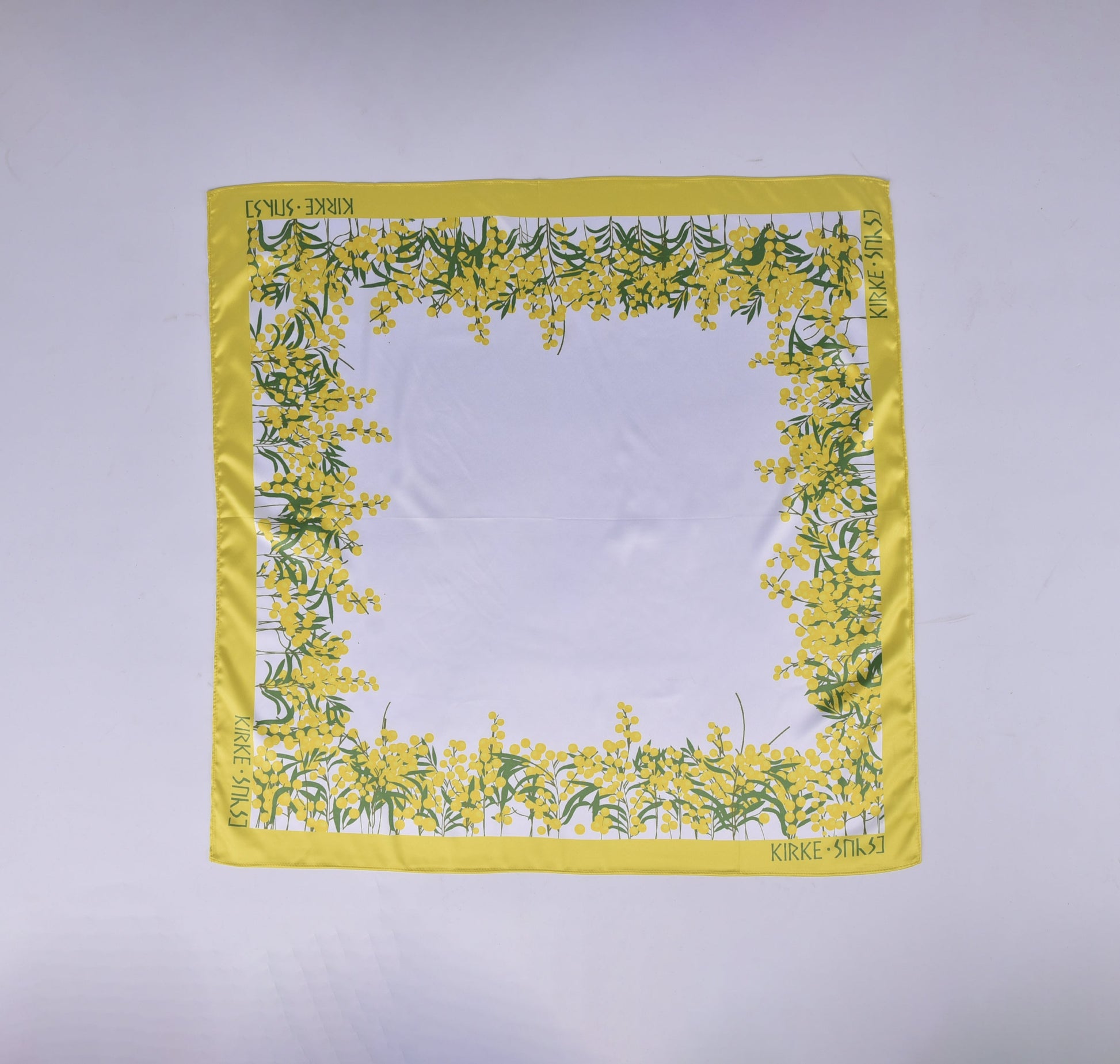 კირკეს აბრეშუმის შარფი „აფხაზური მიმოზა - თეთრი“ – სრული ხედით,ყვითელი მიმოზებით