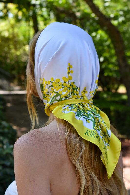 თავზე გაკეთებული კირკეს აბრეშუმის შარი „აფხაზური მიმოზა“ – გვერდიდან