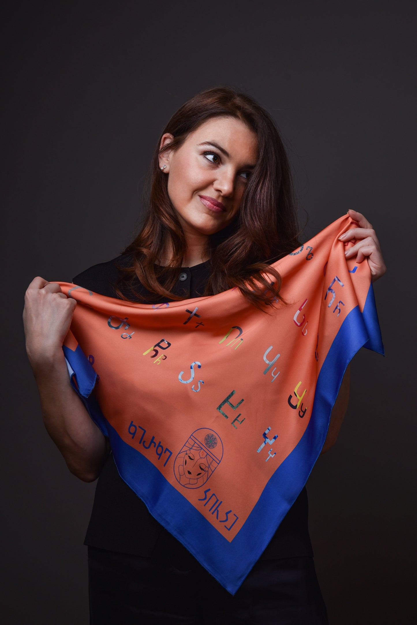 კირკეს აბრეშუმის შარფiი "ასომთავრული ანბანი" – წინა ხედით
