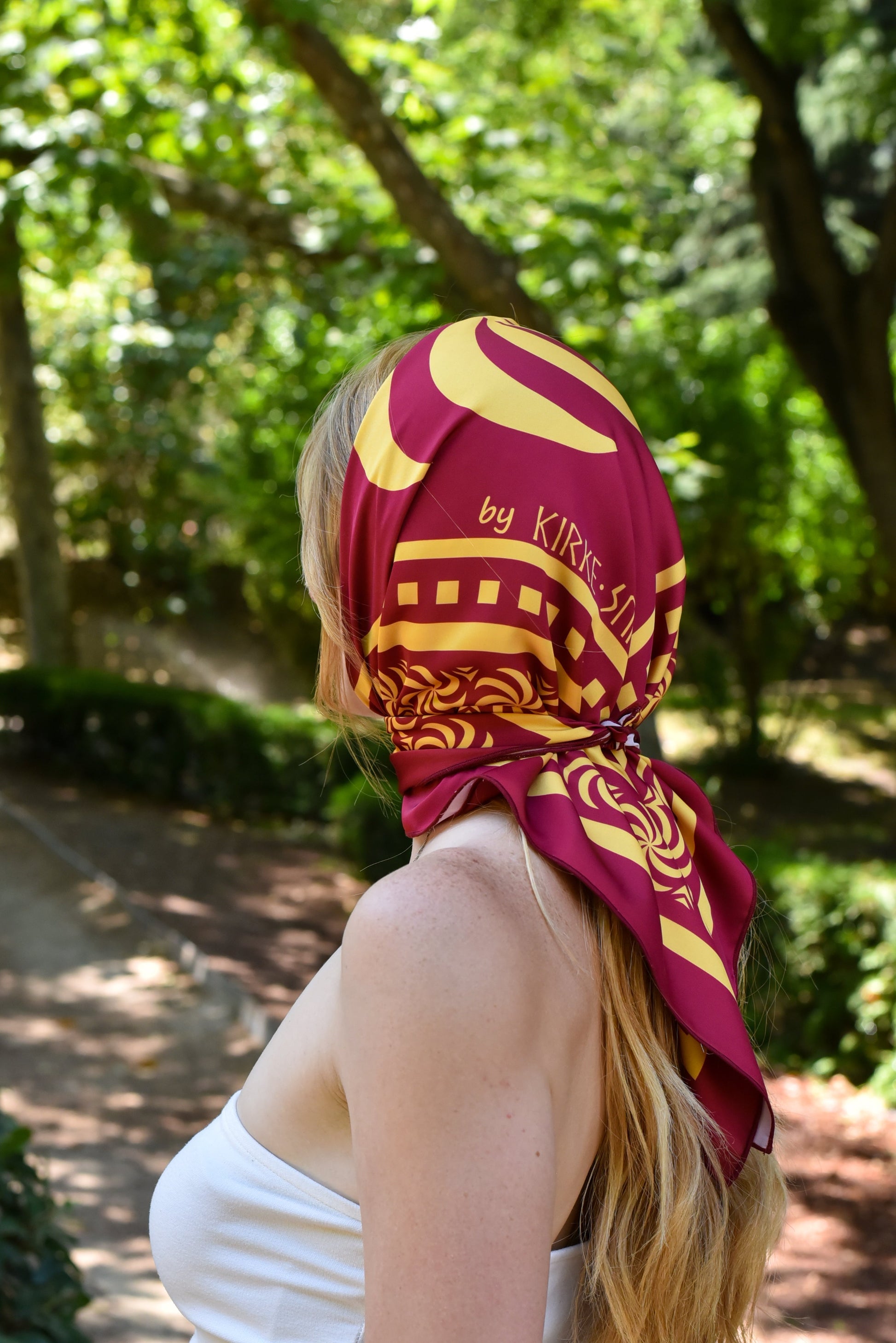 თავზე გაკეტებული კირკეს აბრეშუმის შარფი „ბორჯღალი“ – გვერდიდან