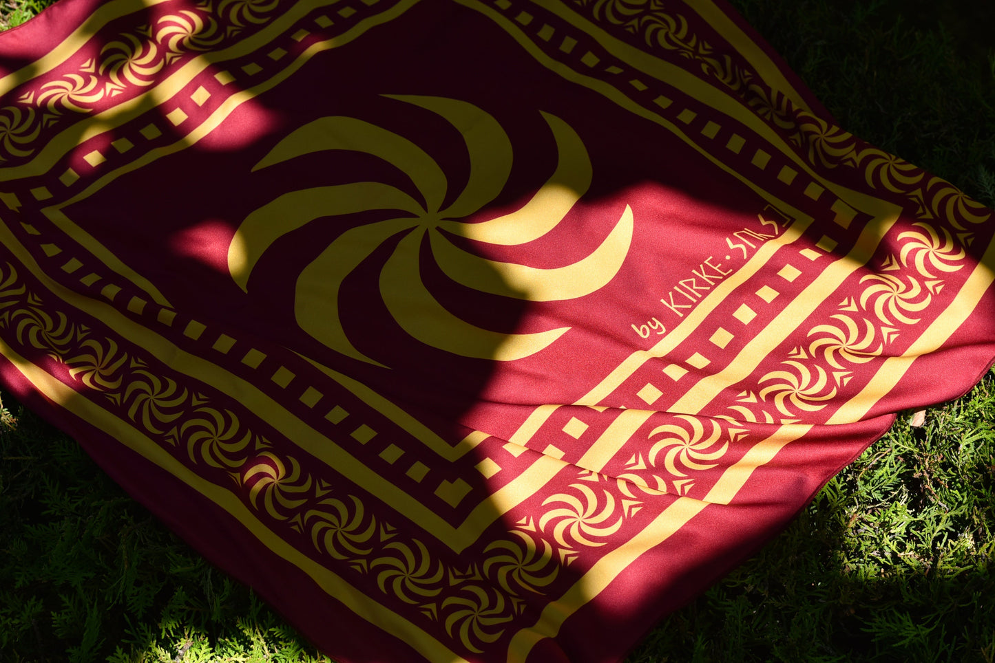 კირკეს აბრეშუმის შარფი „ბორჯღალი“ – ახლო ხედით, ტრადიციული სიმბოლიკით