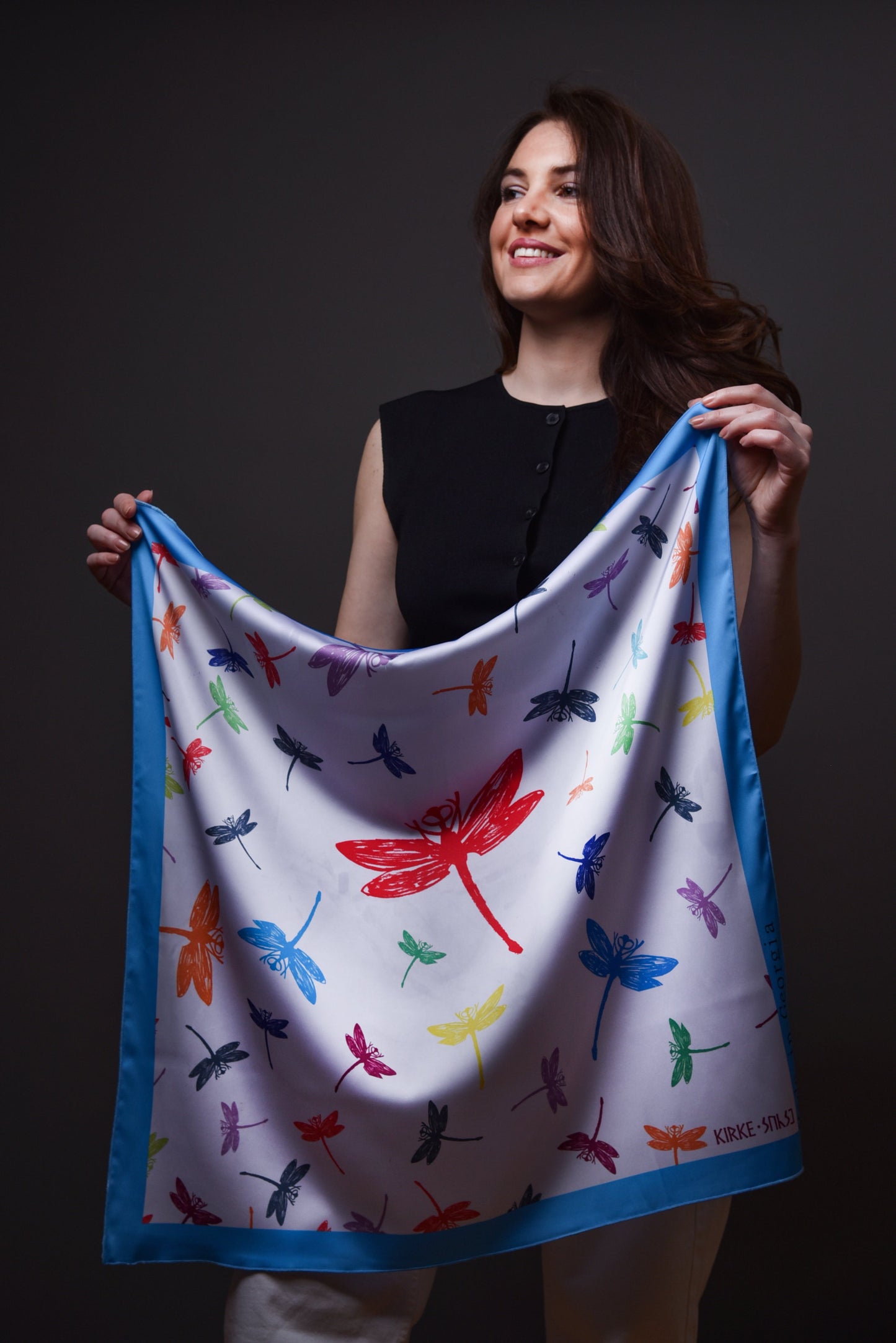 ქალი ატარებს კირკეს აბრეშუმის შარფს "კირკეს სიზმარი" – წინა ხედით