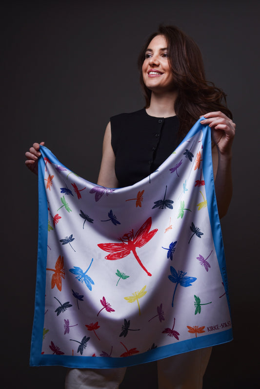 ქალი ატარებს კირკეს აბრეშუმის შარფს "კირკეს სიზმარი" – წინა ხედით