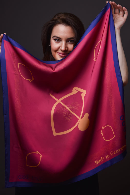 ქალი ატარებს კირკეს აბრეშუმის შარფს "საფერავს"– მოდელის ფოტო