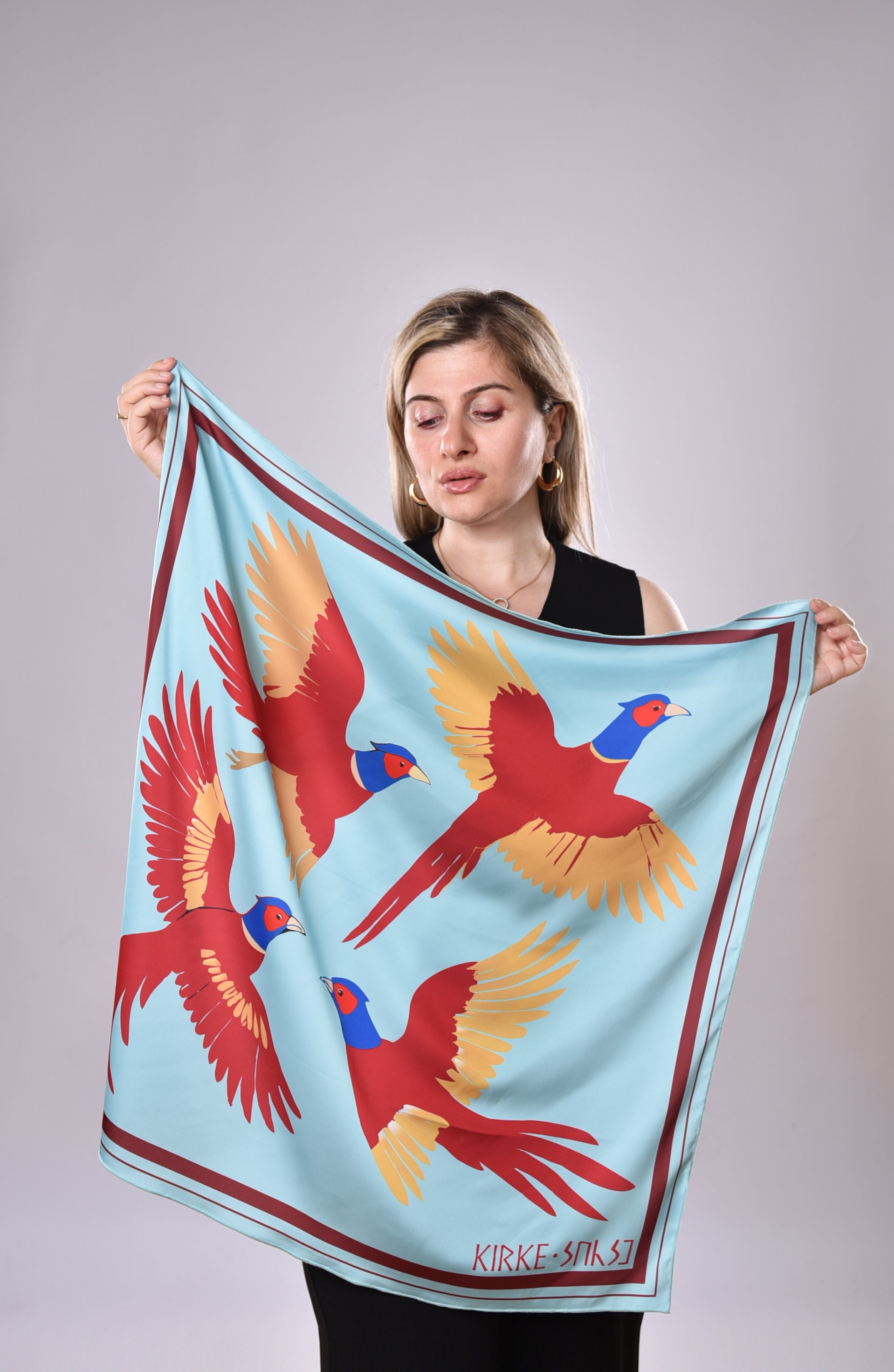 კირკეს აბრეშუმის შარფს „კოლხური ხოხობი“ გაშლილ მდგომარეობაში