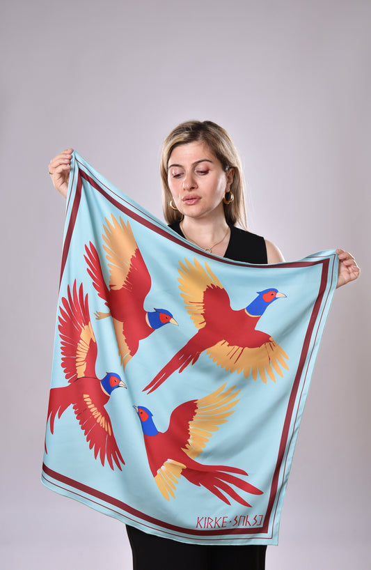 კირკეს აბრეშუმის შარფს „კოლხური ხოხობი“ გაშლილ მდგომარეობაში